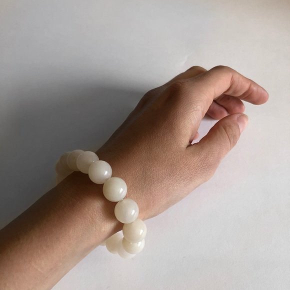 Jewelry - Off white stone round bead elastic bracelet